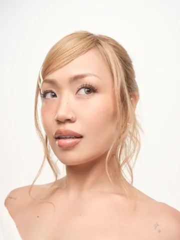 riehata Instagram post about カラーコンタクト新商品発売