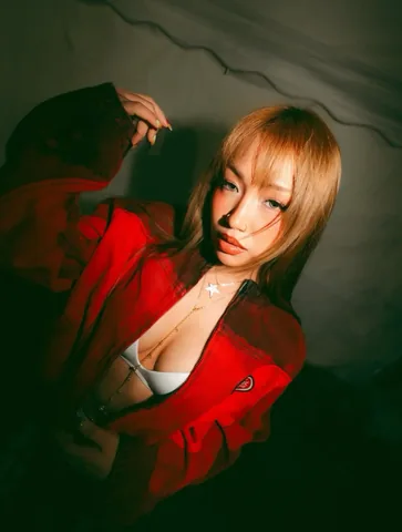 riehata Instagram post about ファッション