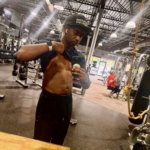 robertoblake Instagram post about Build in public business and personal transformation challenge