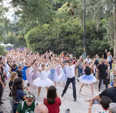 robertobolle Instagram post about OnDance community celebration