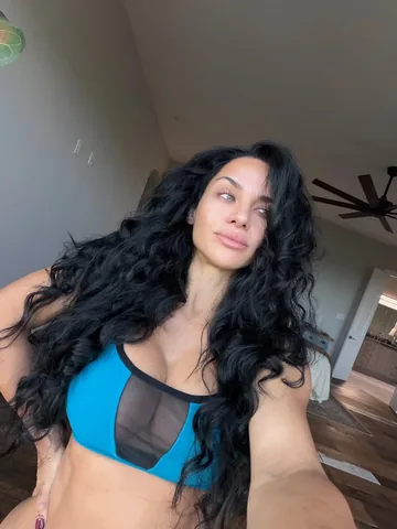 roxyqueflexx Instagram post about Self expression and confidence