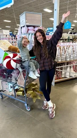 sarah_lit Instagram post about Christmas home decorating
