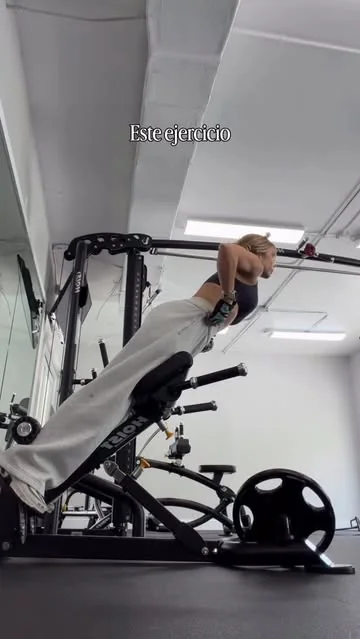 saschafitness Instagram post about Técnica de hiperextensiones