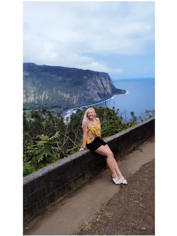 savagegiggles Instagram post about Hawaii family vacation