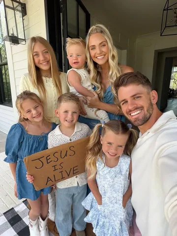 sav.labrant Instagram post about Easter faith celebration