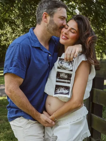 sazan Instagram post about Monthly pregnancy recap