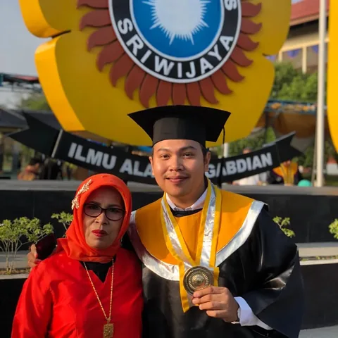 sikonyols Instagram post about Kelulusan universitas