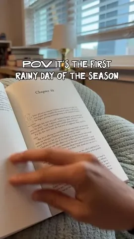 simoneandherbooks Instagram post about Cozy reading