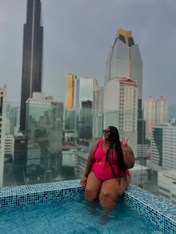 simplycurvee Instagram post about Panama group trip