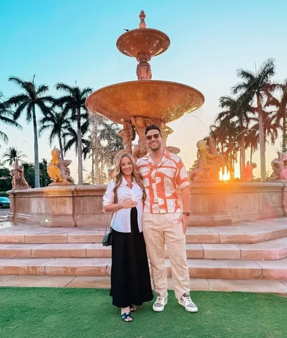 simply.toni Instagram post about Babymoon fashion