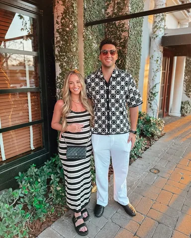 simply.toni Instagram post about Travel fashion