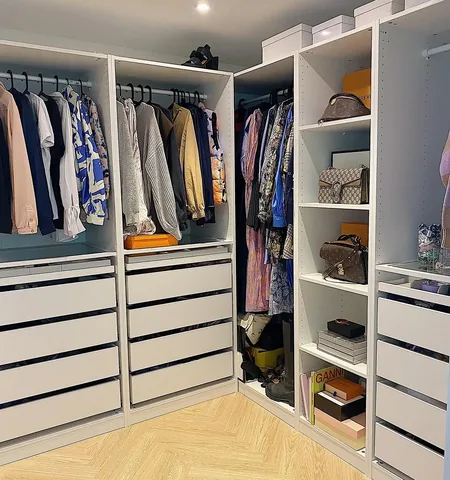 siwzen Instagram post about Walk in closet