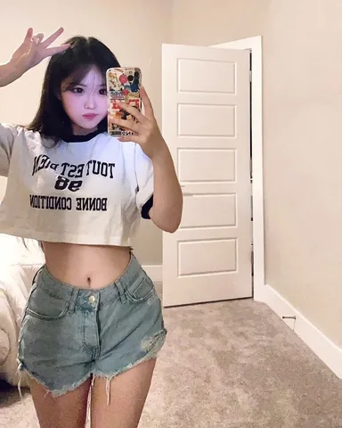 smolmikuu Instagram post about Height and photos