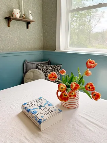 somekindofalibrary Instagram post about Currently reading