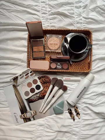 staryari10 Instagram post about Makeup collection showcase