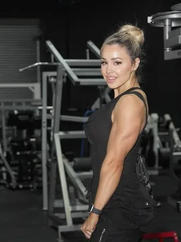 stephaniesanzo Instagram post about Bilateral and unilateral back training