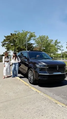 strollerinthecity Instagram post about Lincoln Navigator lifestyle feature