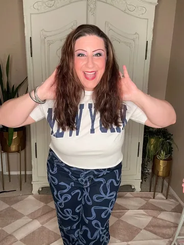stylingcurves Instagram post about Bow themed outfit