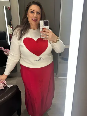 stylingcurves Instagram post about Valentine’s Day outfit