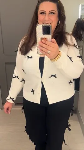 stylingcurves Instagram post about Seasonal outfit styling