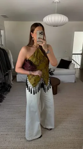 stylingwithkenzie Instagram post about Postpartum outfit styling