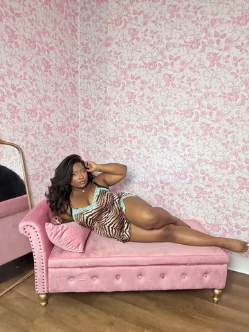 takiyahdenise Instagram post about Slip dress fashion