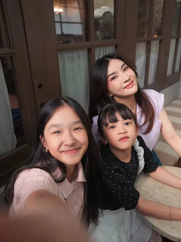 thaliaputrionsu Instagram post about Keluarga dan liburan