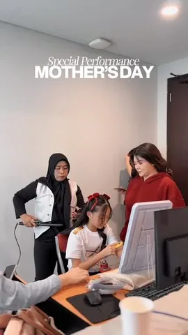 thaliaputrionsu Instagram post about Penampilan Hari Ibu