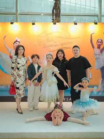 thaliaputrionsu Instagram post about Kompetisi balet