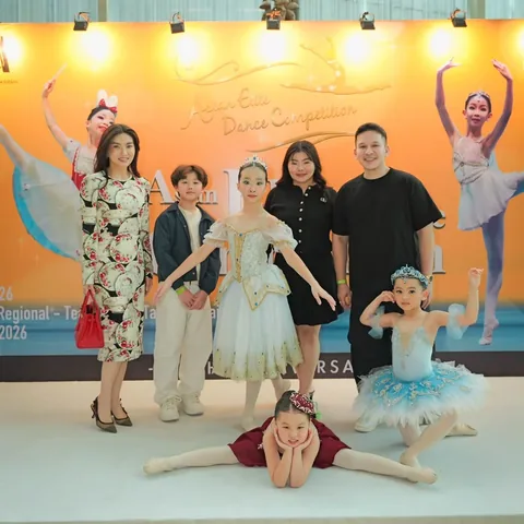 thaliaputrionsu Instagram post about Dukungan pada kompetisi balet