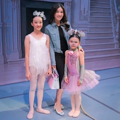 thaliaputrionsu Instagram post about Ulang tahun dan keluarga