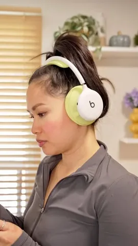 thaohuynhtv Instagram post about Headphones