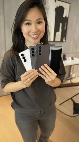 thaohuynhtv Instagram post about Foldable smartphones