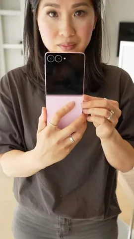 thaohuynhtv Instagram post about Foldable smartphones