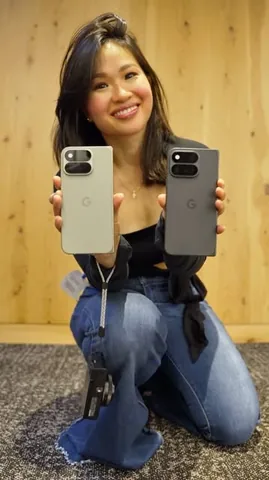 thaohuynhtv Instagram post about Foldable smartphones