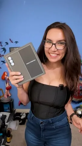 thatgrltrish Instagram post about Foldable smartphone review