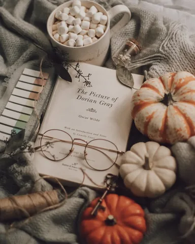 the.bookish.astronaut Instagram post about Autumn aesthetic