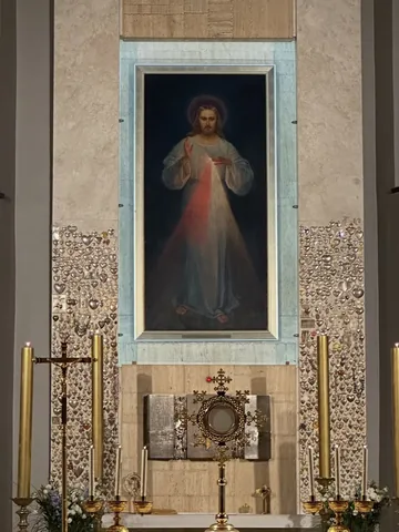 thecatholictraveler Instagram post about Divine Mercy images