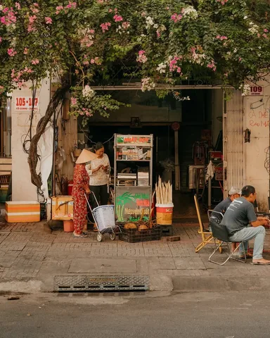 thecommonwanderer Instagram post about Saigon street life