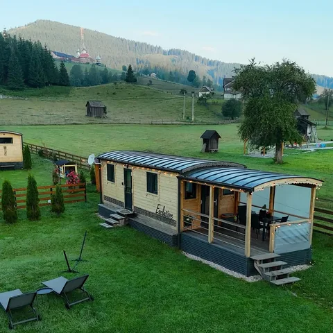 thecrainics.adventures Instagram post about Cazare și stil de viață