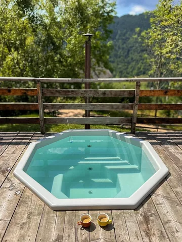 thecrainics.adventures Instagram post about Dimineață la glamping