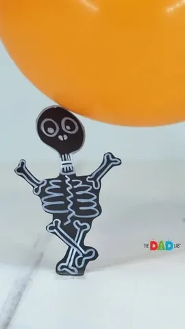 thedadlab Instagram post about Static electricity experiment