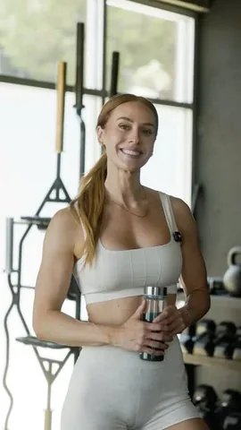thedailykelsey Instagram post about Pull up training