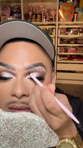 theeblingking Instagram post about Liquid eyeliner