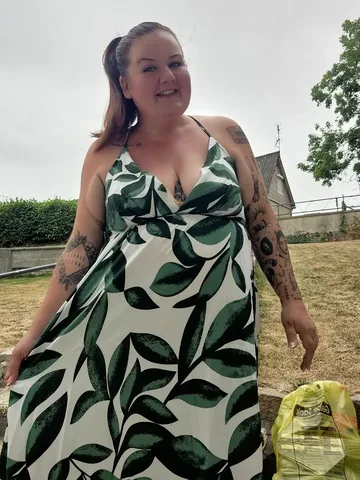 theseasonalcurves Instagram post about Holiday outfit