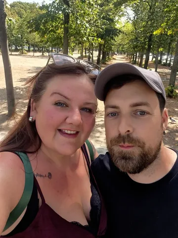 theseasonalcurves Instagram post about Travel in Paris