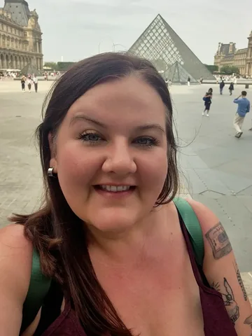 theseasonalcurves Instagram post about Travel in Paris