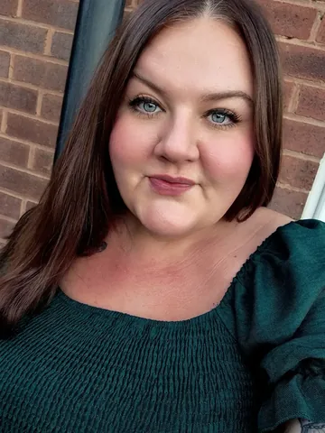 Laura | Curvy Seasonal Life Instagram post thumbnail