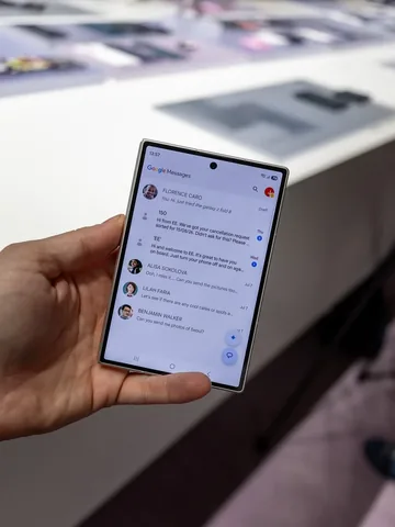 theunlockr Instagram post about Samsung foldable phones