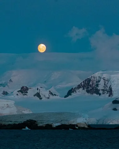 the_wynns Instagram post about Night in Antarctica